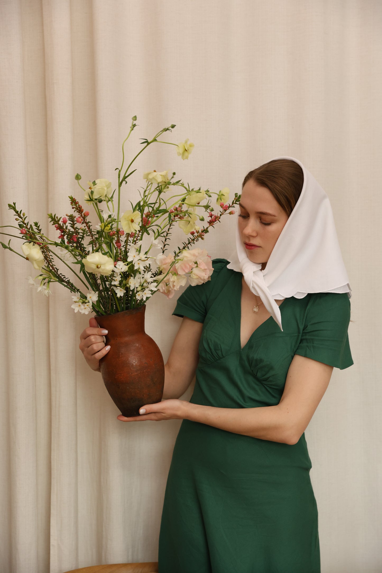 Лляна серветка-хустка з вишивкою Fine Bloom